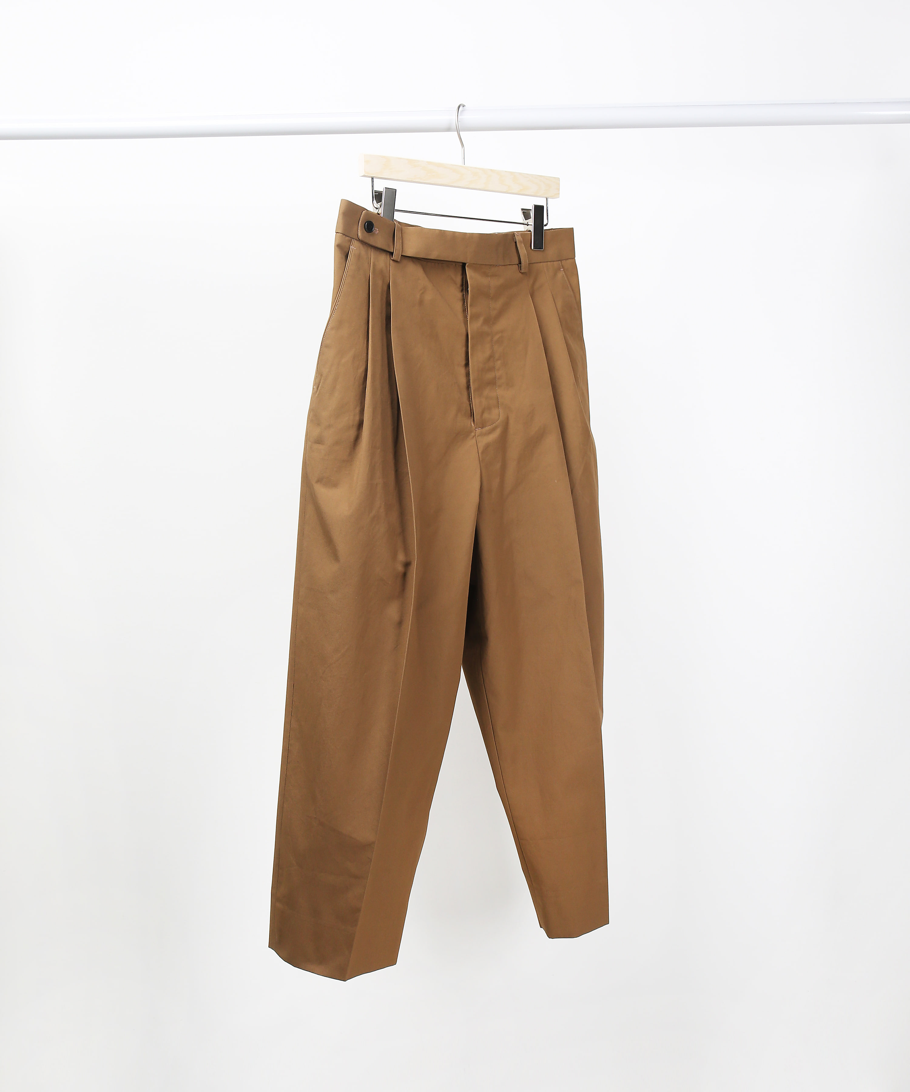 BROWN TWO-TUCK LOOSE TAPERED PANTS