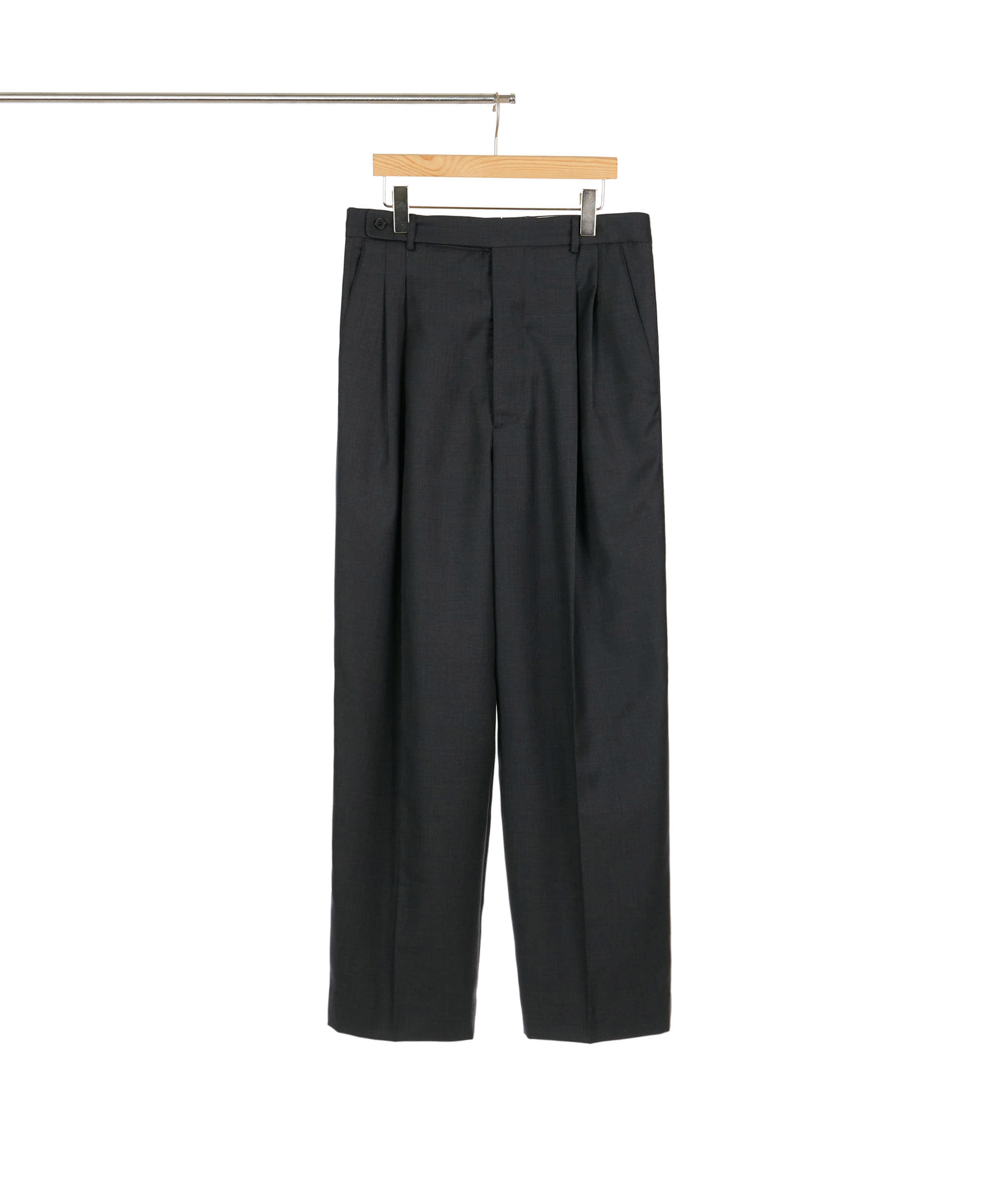 CHARCOAL TWO-TUCK WIDE PANTS 01